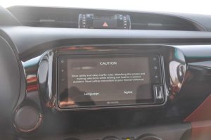 HILUX DC 2.7L 4X2(SUPER WHITE 2 INSIDE MAROON)23YM_page-0011