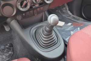 HILUX DC 2.7L 4X2(SUPER WHITE 2 INSIDE MAROON)23YM_page-0013