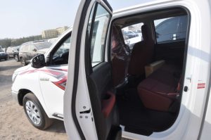 HILUX DC 2.7L 4X2(SUPER WHITE 2 INSIDE MAROON)23YM_page-0015