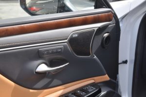 LEXUS ES350 FULL(SONIC QUARTZ(WHITE) INSIDE HAZEL WOOD BROWN)23YM_page-0020
